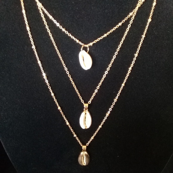 Jewelry - 3 Strand pooka shell necklace
